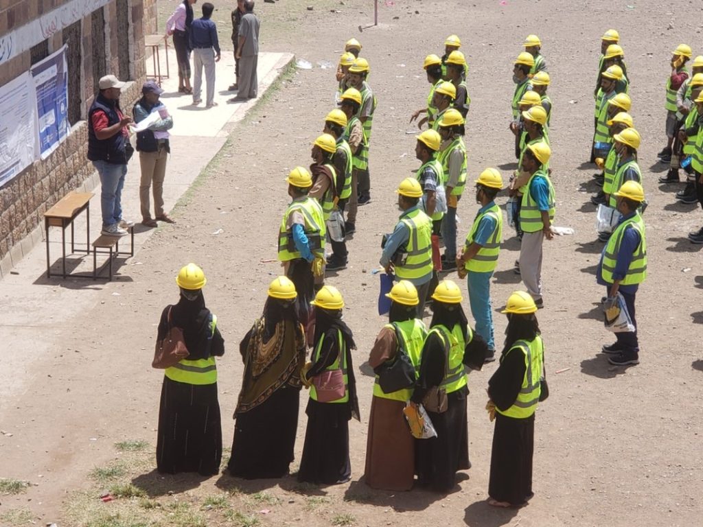 Die Teilnehmer versammelten sich zum Start einer „Cash-for-Work“-Schulungsmaßnahme in Taiz, Jemen